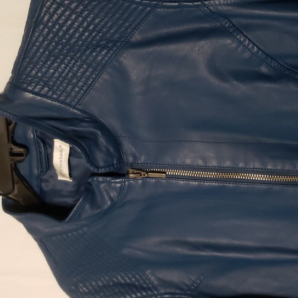 2 shirts & a jacket - Picture 4 of 5